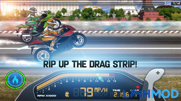 Tay đua đang điều khiển xe trên đường đua đầy thử thách