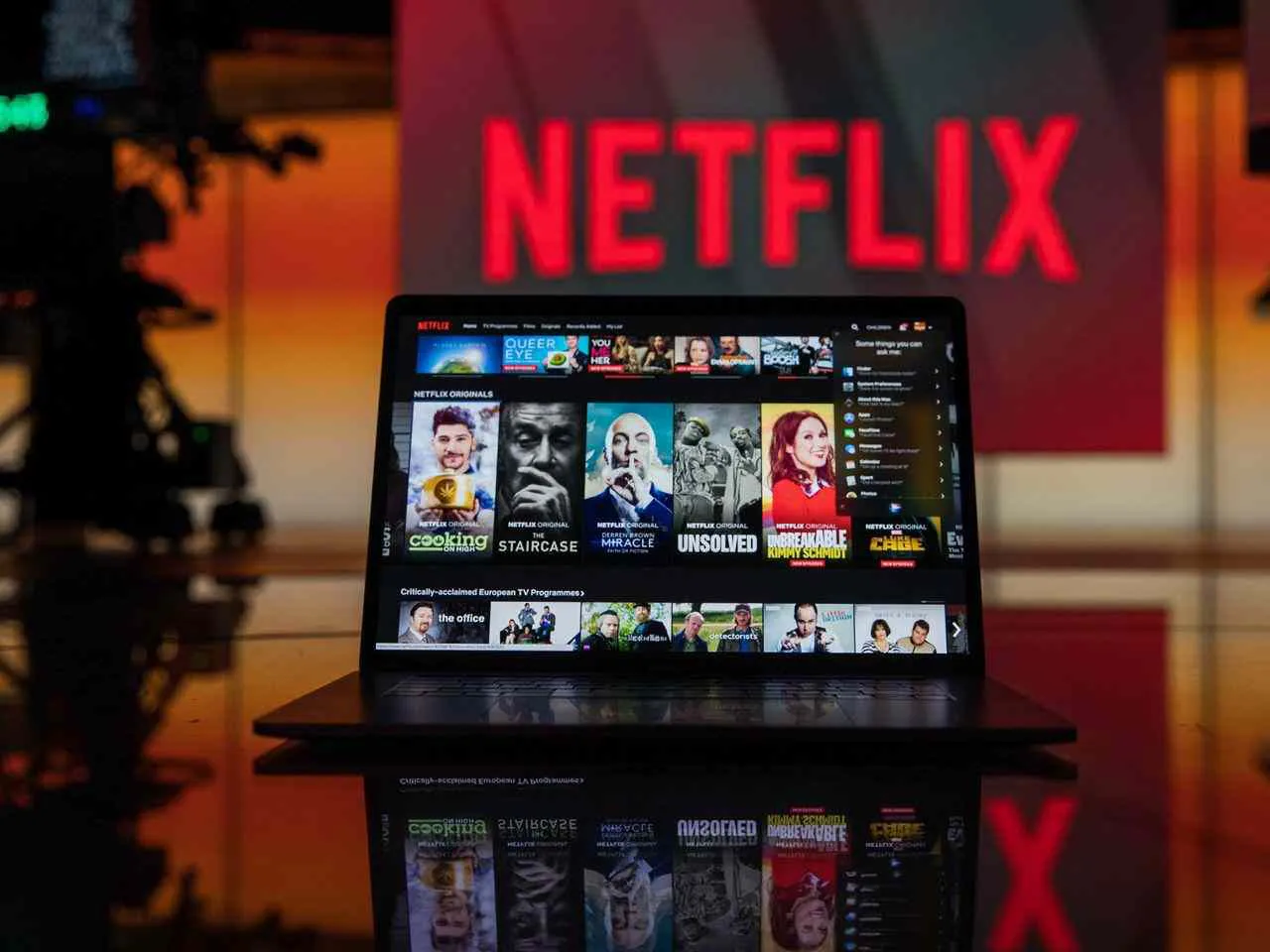 Ảnh 1 của Netflix Mod APK (Mở Khóa Premium, Sub Tiếng Việt) v9.18.1 Màn hình chính của Netflix Mod với các bộ phim và series