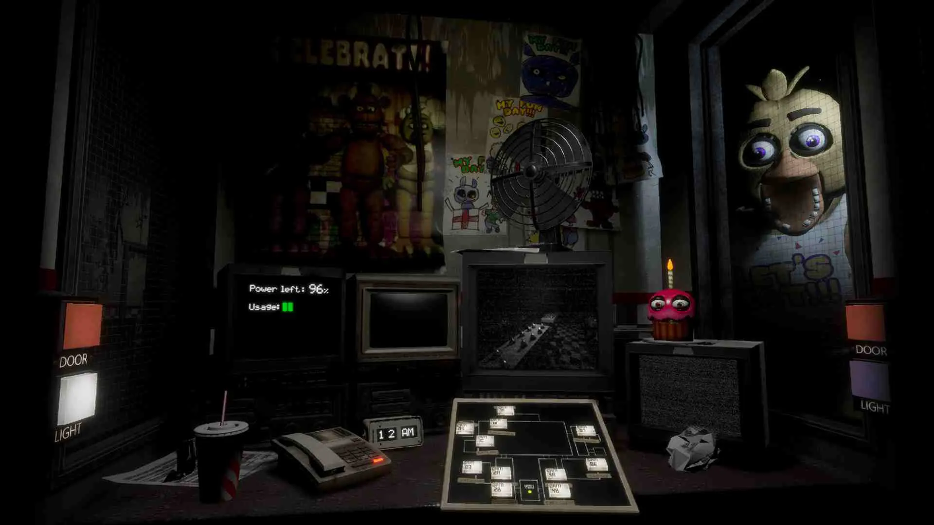 Ảnh 2 của Five Nights at Freddy’s Mod APK 2.0.3 (Menu, Vô Hạn Tiền, Mở Khóa) Giao diện phòng bảo vệ trong Five Nights at Freddy's với màn hình camera