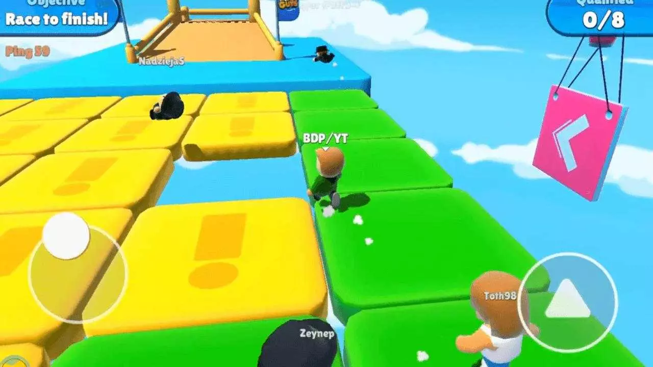 Ảnh 3 của Stumble Guys Mod APK (Mega Menu) V0.87.5 Nhân vật Stumble Guys đang chạy nước rút qua các chướng ngại vật màu sắc