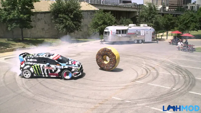 Ảnh 2 của Tải Donuts Drift Mod Apk 1.5.20 (Vô hạn tiền/ Không quảng cáo) Một chiếc xe đang thực hiện kỹ năng drift hình bánh donut trên đường đua