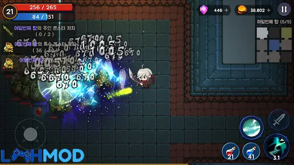 Ảnh 1 của Tower And Swords MOD APK 1.123 (God Mode) Android iOS Cảnh kiếm sĩ trong Tower And Swords đang đối mặt với quái vật