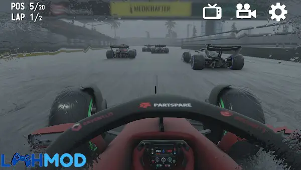 Ảnh 2 của Tải Monoposto APK 3.08 cho Android iOS Mô tả ảnh: Một chiếc xe đua công thức 1 màu xanh lá cây đang lao nhanh trên đường đua khô ráo, góc nhìn từ phía sau