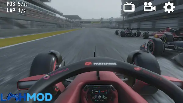 Ảnh 4 của Tải Monoposto APK 3.08 cho Android iOS Mô tả ảnh: Ba chiếc xe đua công thức 1 đang lao trên đường đua vào buổi tối, đèn pha chiếu sáng phía trước