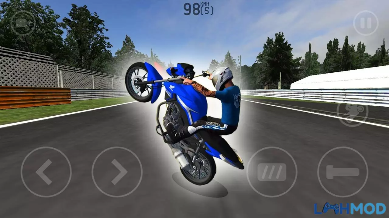 Ảnh 5 của Tải MX Grau Mod Apk v2.5 (Hack Xe Độ) Alt text: Một chiếc mô tô đang được điều khiển trên đường, kèm theo dòng chữ "Lưu ý mẹo để chơi MX Grau Mod thú vị hơn"