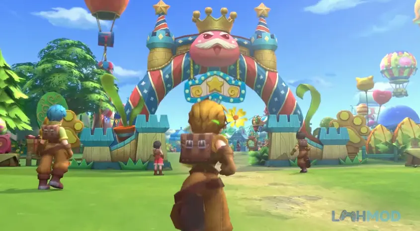 Ảnh 2 của Tải Ragnarok X Next Generation Apk 2.4.0.220811.3 cho Android Nhân vật trong game Ragnarok X Next Generation đứng giữa một con đường thành phố với kiến trúc cổ kính