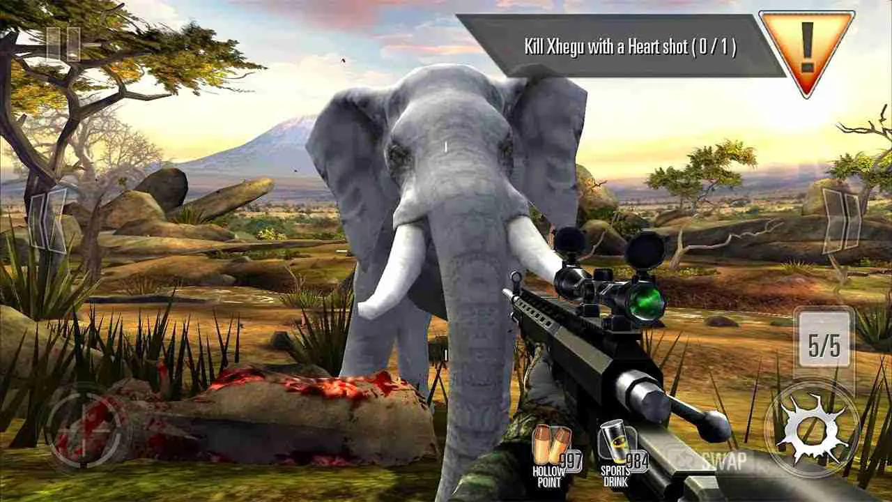 Ảnh 2 của Tải game DEER HUNTER CLASSIC Mod APK 3.14.0 (Vô Hạn Tiền) Thợ săn đang quan sát một con thú lớn trong môi trường hoang dã