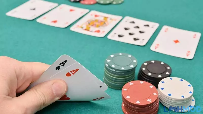 Ảnh 7 của Tải Sin88 Game Bài Đổi Thưởng Mới Nhất 2025 Màn hình game Poker trong Sin88, hiển thị bàn chơi và các quân bài